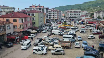 10 binlik ilçe 100 bine dayandı: Kurban Bayramı bereketi trafiği kilitledi