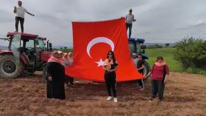 Tarlada 19 Mayıs coşkusu: Traktörün üzerinden bayrak açtılar