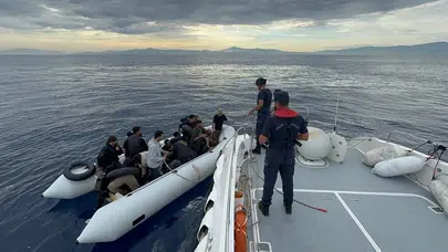 Ege'nin sularında ölümden döndüler: Motor arızası yapan bottaki 19 kişi için seferberlik