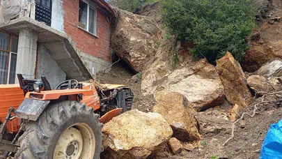 Amasya'da korku dolu gece: Dev kayalar evin üzerine devrildi, aile pencereden kaçarak kurtuldu