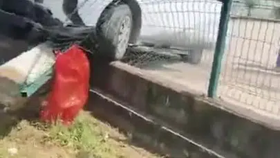 Okul yolunda korkutan kaza: Kontrolden çıkan araç bahçe duvarını yıktı
