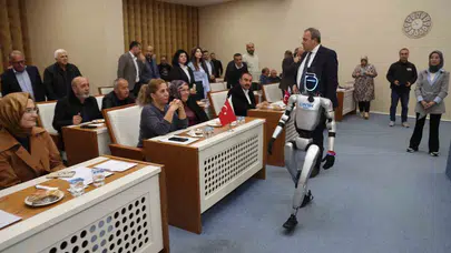Meclis koltuğunda bir robot: Türkiye'nin ilk nüfus kayıtlı insansı üyesi görev başında