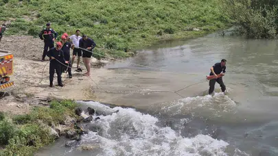 Adana’da korku dolu anlar: Nehirde sürüklenen kamyondan son anda kurtuldular