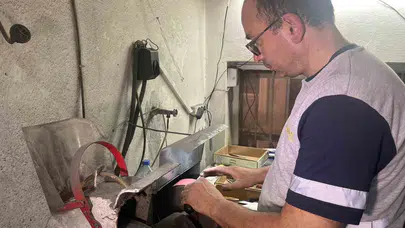 Gözlerini değil, yüreğini ve ellerini konuşturuyor: Kurban Bayramı için dükkanında sabahlıyor