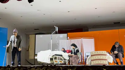Sahne ışıkları toplumsal yaralar için yandı: Kırık Işıklar izleyiciyi gözyaşlarına boğdu