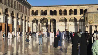 Şam’da bayram sabahı: Emevi Camii’nde binlerce kişi aynı safta buluştu