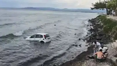 Kuşadası’nda korku dolu anlar: Sahil yolunda direksiyon hakimiyetini kaybetti, soluğu denizde aldı