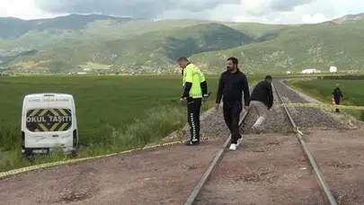 Gaziantep'te korku dolu anlar: Servis aracına tren çarptı, öğrenciler hastaneye kaldırıldı
