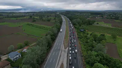 Bayram yolculuğunda Sakarya kilitlendi: Sürücüler kontak kapattı
