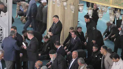 Bakan Çiftçi Bitlis mesaisine Tatvan’da mola verdi: Cami çıkışı vatandaşla kucaklaştı