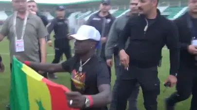 Şampiyonluk sevincinde beklenmedik kriz: Diagne’nin bayrağı güvenlik güçlerini harekete geçirdi