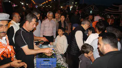 Çocukluk anısının peşinden gitti: Bir ton salatalığı tek tek soyup ikram etti