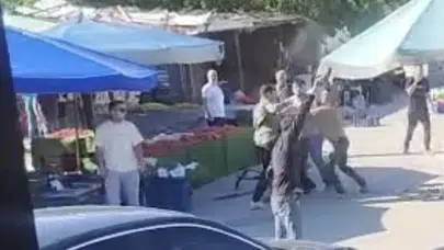 Pazar yerinde dehşet anları: Sözlü tartışma silahlı çatışmaya dönüştü