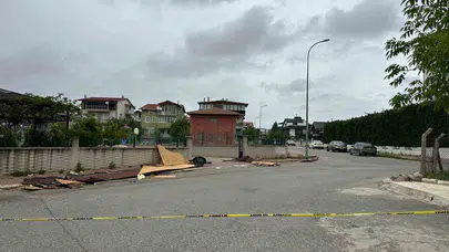 Uşak’ta fırtına dehşeti: Çatılar uçtu, araçlar hurdaya döndü