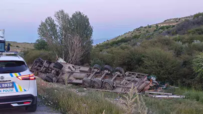 Malatya yolunda ekmekler yola saçıldı: Tır şarampole uçtu, mucize eseri kimsenin burnu kanamadı