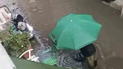 İzmit’te gökyüzü bir anda karardı: Cadde ve sokaklar dakikalar içinde göle döndü