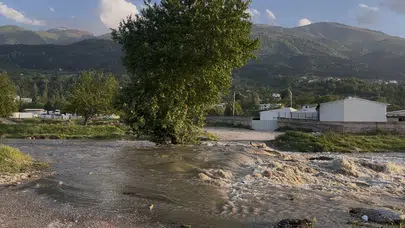 Bursa'da sular coştu, mahalle ortasında ulaşım felç oldu: Köprü saniyeler içinde yıkıldı