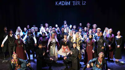 Anadolu’dan Kafkasya’ya uzanan büyüleyici yolculuk: Düzce’de sahne tozunu birbirine kattılar