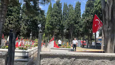 Bayram sabahı Edirnekapı’da hüzünlü sessizlik: Şehit aileleri kabir başında buluştu
