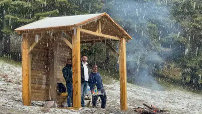 Baharın ortasında kış provası: Mayıs ayında lapa lapa kar yağdı