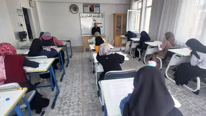 Simav’da minik hafızlar kürsüye çıktı: Dini bilgilerde kıyasıya rekabet