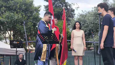 Aydın Lisesi’nde unutulmaz veda: Genç mezunlar kep atarak geleceğe yürüdü