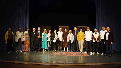 Sahne tozunu yutan Çaycuma: Kahkaha dolu geceye kadın oyuncunun performansı damga vurdu