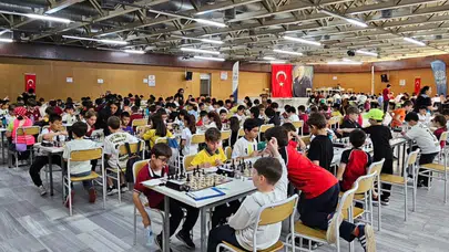 Gölcük’te hamleler zeka için yapılıyor: 235 öğrenci şampiyonluk için ter döküyor
