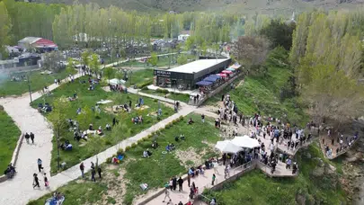 Van'da bayram bereketi: Muradiye Şelalesi'nde adım atacak yer kalmadı