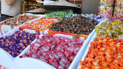 İzmir’in kalbi Kemeraltı’nda bayram bereketi: Tezgahlar doldu, sokaklar dolup taştı