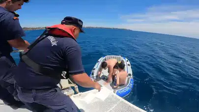 Deniz keyfi kabusa dönüyordu: Şişme botları patlayan gençler ölümden döndü