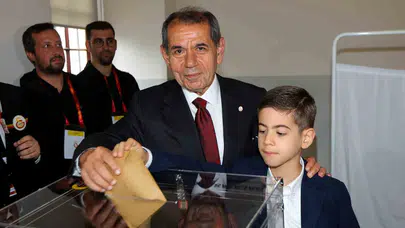 Galatasaray'da kritik gün: Dursun Özbek sandık başında mesajı verdi