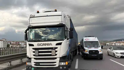 Çorum’da köprü üzerinde dehşet anları: Tır ile otomobil çarpıştı