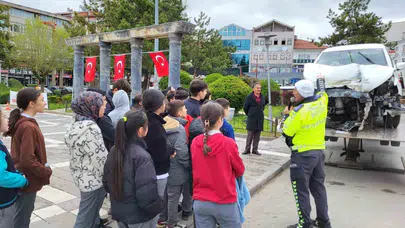 Beyşehir'de çarpıcı uyarı: Kazalı araçla trafik dersi verdiler