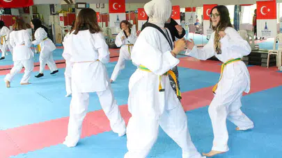 Sokaklarda daha güvenli adımlar: İzmirli kadınlar tekvando ile güçleniyor