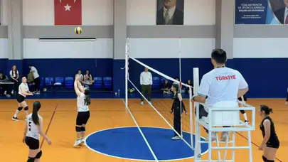 Filelerde gençlik rüzgarı: Pazaryeri’nde voleybol heyecanı zirveye ulaştı