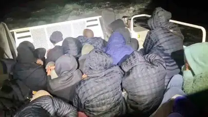 Ege’de kaçak geçişe Sahil Güvenlik engeli: Lastik botla açılan grup kıskıvrak yakalandı