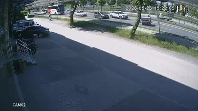 İnegöl kara yolunda yürekleri ağza getiren anlar: Yola düşen dev kafesi vatandaşlar kurtardı