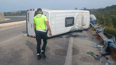 Kuşadası’nda sabah dehşeti: Yolcu minibüsü devrildi, ortalık savaş alanına döndü