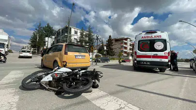 Karaman’da trafik kabusu: Ticari taksi ile motosiklet çarpıştı, bir kişi hastanelik oldu