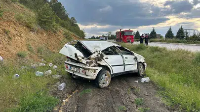 Uşak’ta direksiyon başındaki yaşlı sürücü kontrolü kaybetti: Araç şarampole uçtu