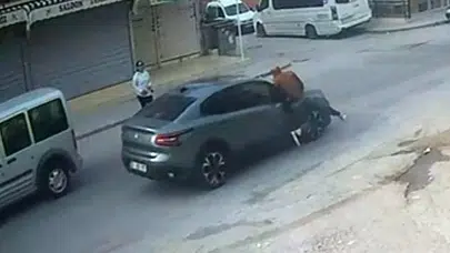 Tarsus'ta korku dolu anlar: El sallarken otomobilin altında kaldı