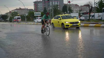 Edirne'de gökyüzü karardı, hayat felç oldu: Sürücüler direksiyon başında ter döktü