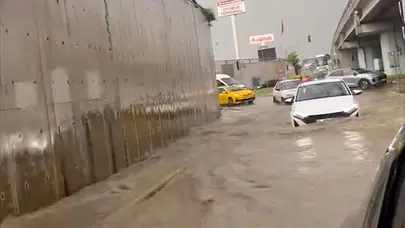Bolu’da gökyüzü boşaldı: Cadde ve sokaklar sular altında kaldı