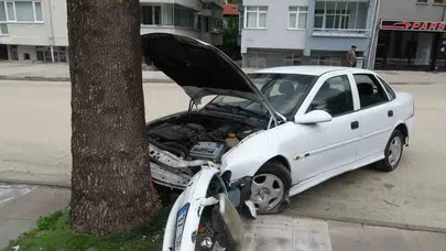 Kastamonu’da direksiyon hakimiyetini kaybetti: Ağaca çarpan sürücü hastanelik oldu