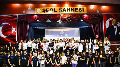 İzmir’de geleceğin mucitleri sahne aldı: 10 farklı kategoride zirveye yerleşen okullar belli oldu
