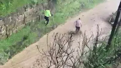 Samsun’da doğa şaşkına çevirdi: Şelaleye dönen yollarda tehlikeli eğlence