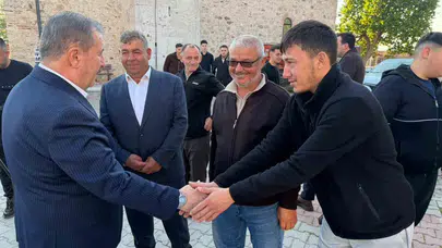 Destici bayramı baba ocağında karşıladı: Hemşehrileriyle kucaklaştı