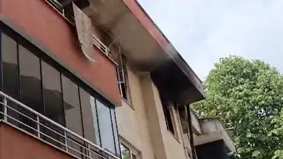 Düzce'de korku dolu anlar: 3 katlı binanın en üst katı alevlere teslim oldu