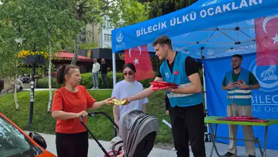 Bilecik’te Anneler Günü sürprizi: Çarşı meydanında çiçekli ve hediyeli kutlama
